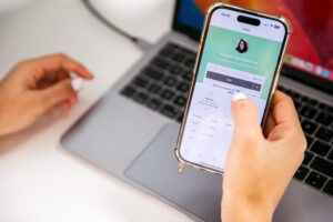 ¿Es legal fichar en papel? Todo lo que deben saber los departamentos de RR.HH. en 2026