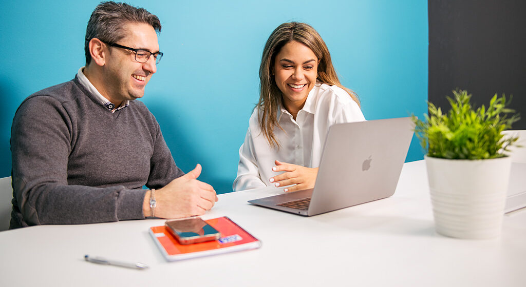 ¿Es legal fichar en papel? Todo lo que deben saber los departamentos de RR.HH. en 2026