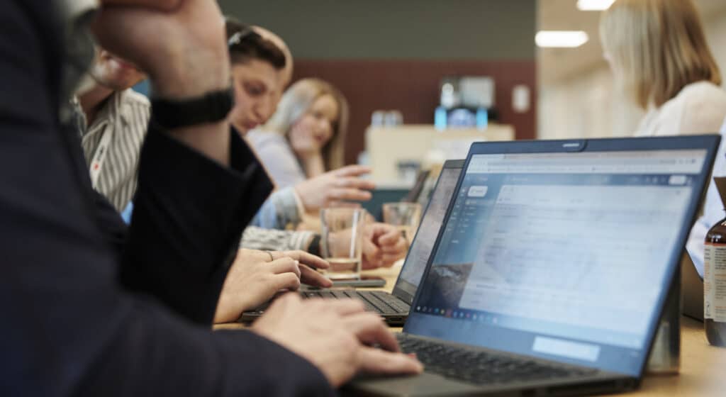 Cómo calcular la productividad laboral con datos y métricas en una empresa