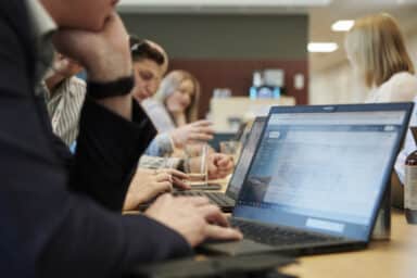 Cómo calcular la productividad laboral con datos y métricas en una empresa