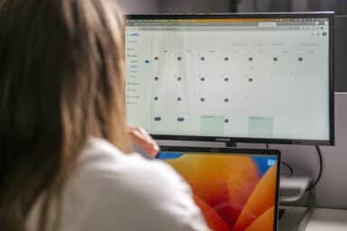 ordenador mostrando datos de empleados y gestión del tiempo en empresa