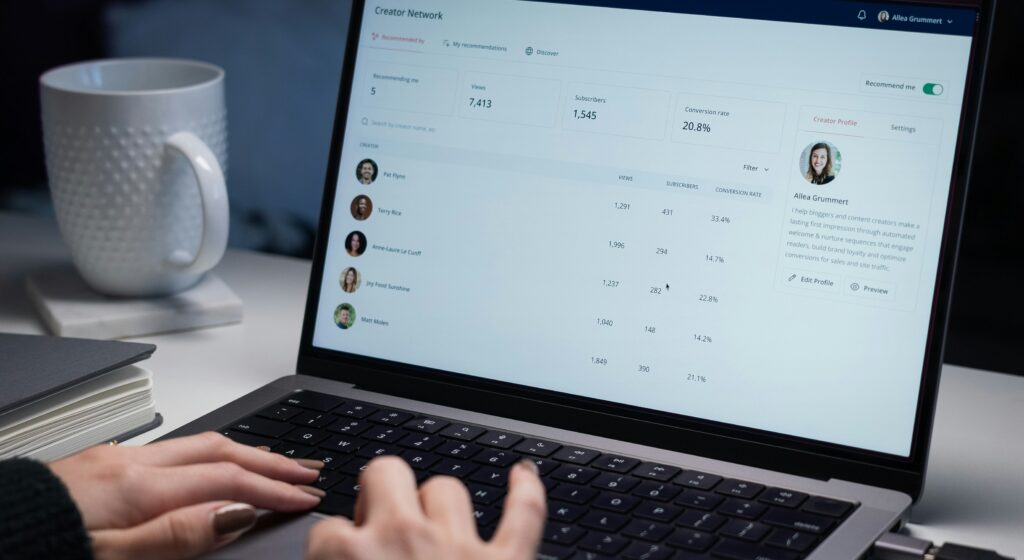 persona revisando datos en un portátil para calcular jornada laboral y horas trabajadas