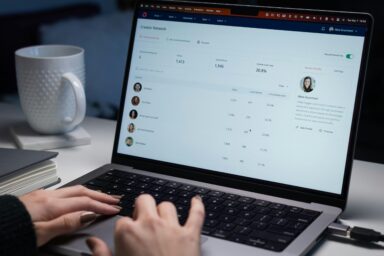 persona revisando datos en un portátil para calcular jornada laboral y horas trabajadas