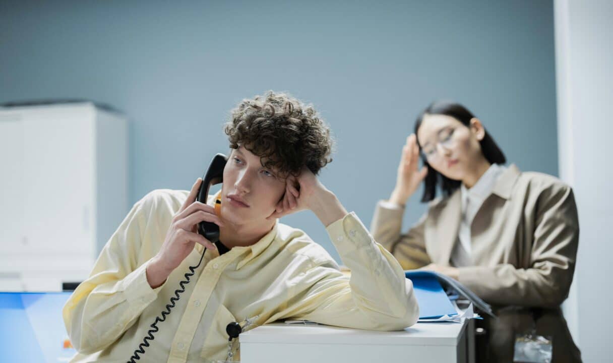 empleado trabajando con cansancio como ejemplo de presentismo laboral en la empresa