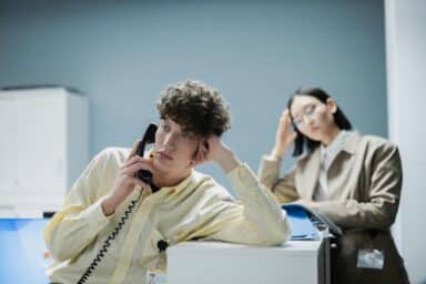 empleado trabajando con cansancio como ejemplo de presentismo laboral en la empresa