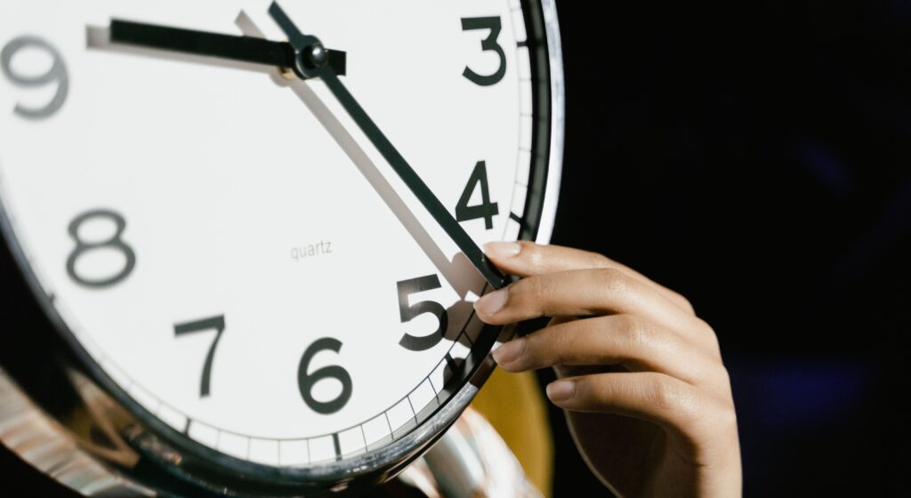 Reloj marcando la hora para ilustrar el límite legal de horas extra máximas al año.