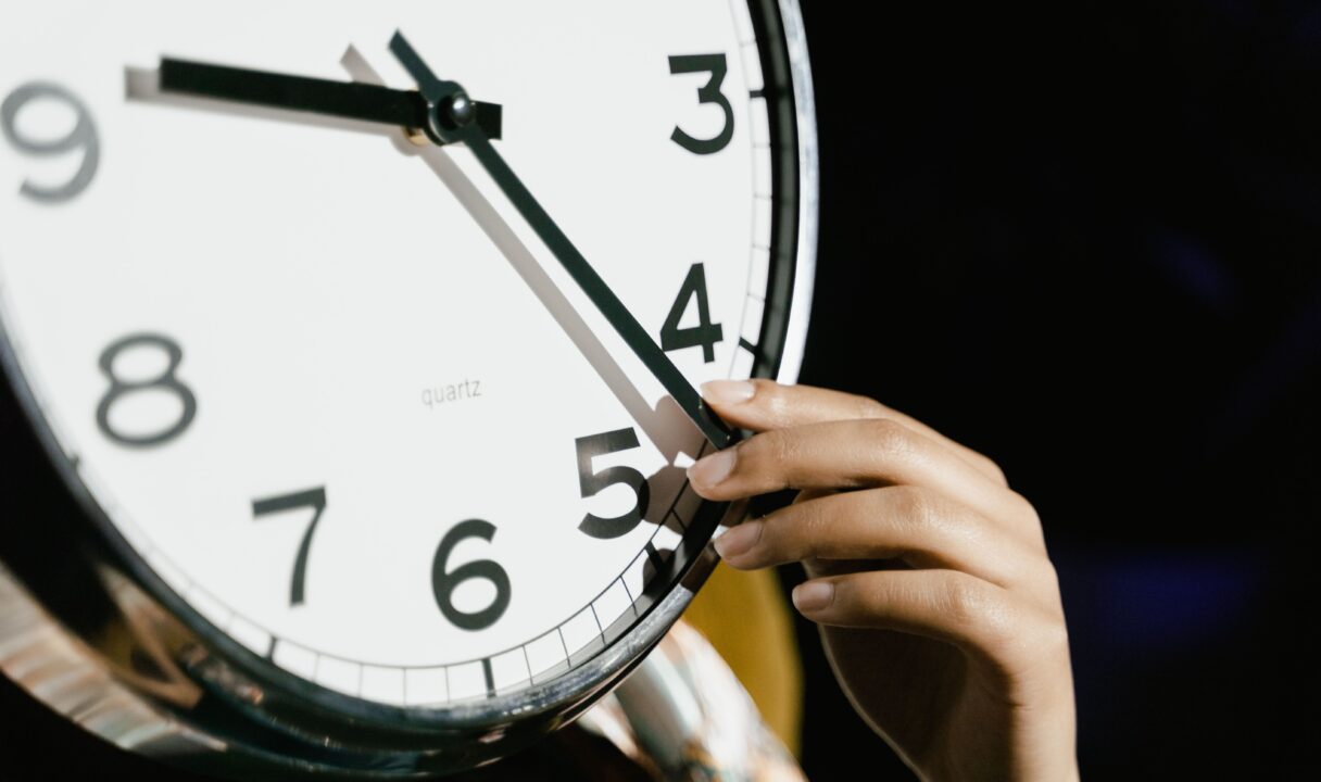 Reloj marcando la hora para ilustrar el límite legal de horas extra máximas al año.