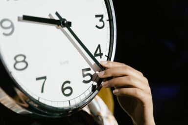 Reloj marcando la hora para ilustrar el límite legal de horas extra máximas al año.