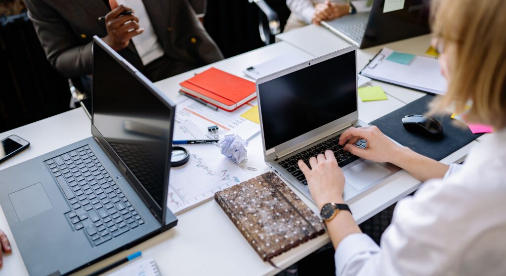 equipo revisando tipos de jornada laboral y planificación horaria en una empresa