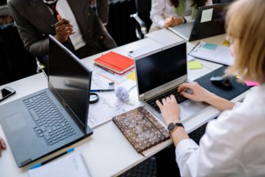 equipo revisando tipos de jornada laboral y planificación horaria en una empresa