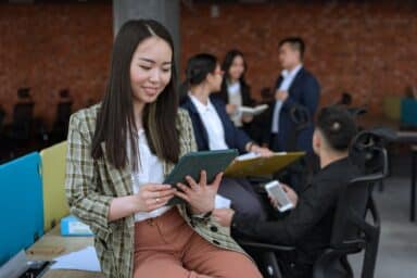 persona usando un sistema de fichaje digital para registrar la jornada laboral