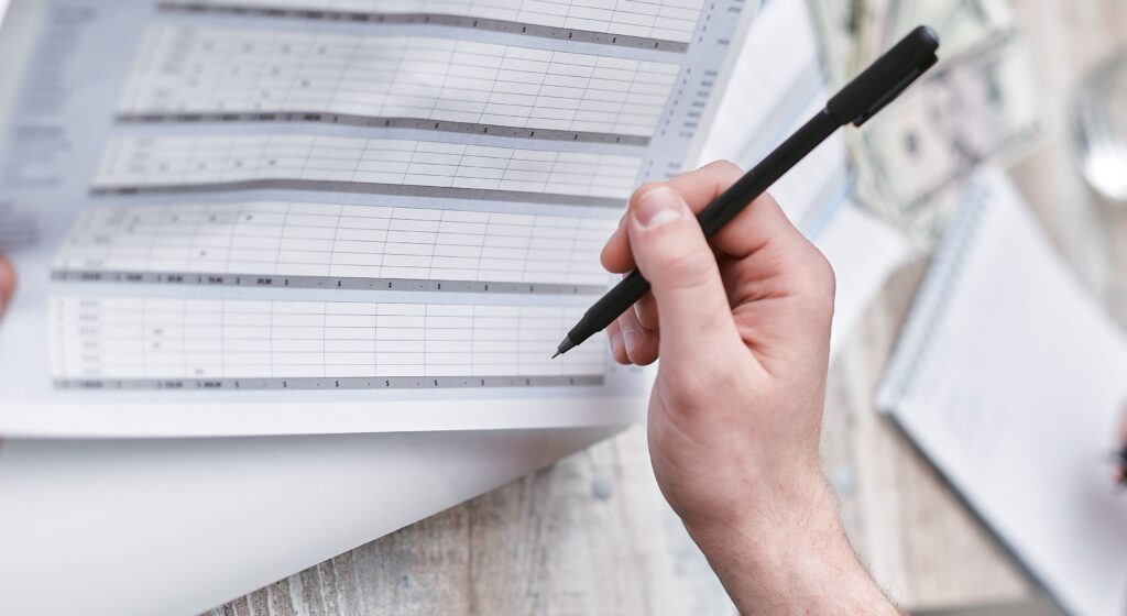persona revisando datos de nómina y grupos de cotización en una empresa