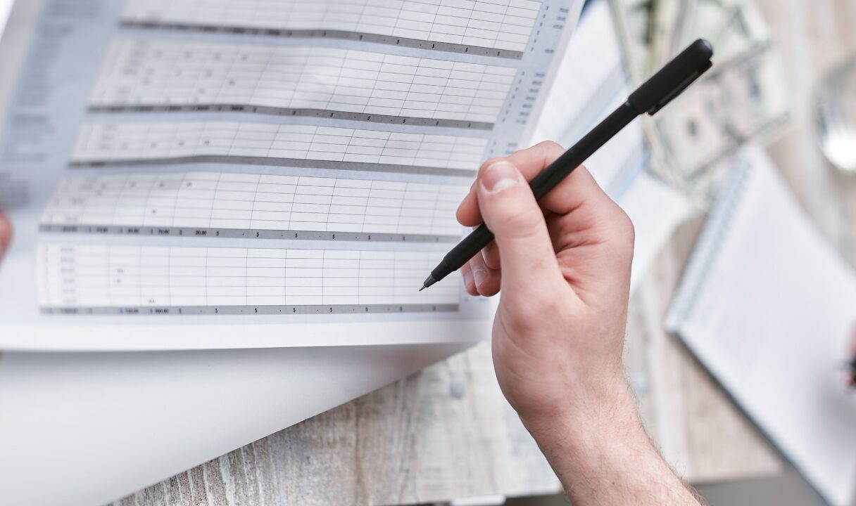 persona revisando datos de nómina y grupos de cotización en una empresa