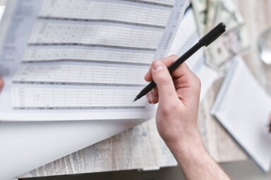 persona revisando datos de nómina y grupos de cotización en una empresa