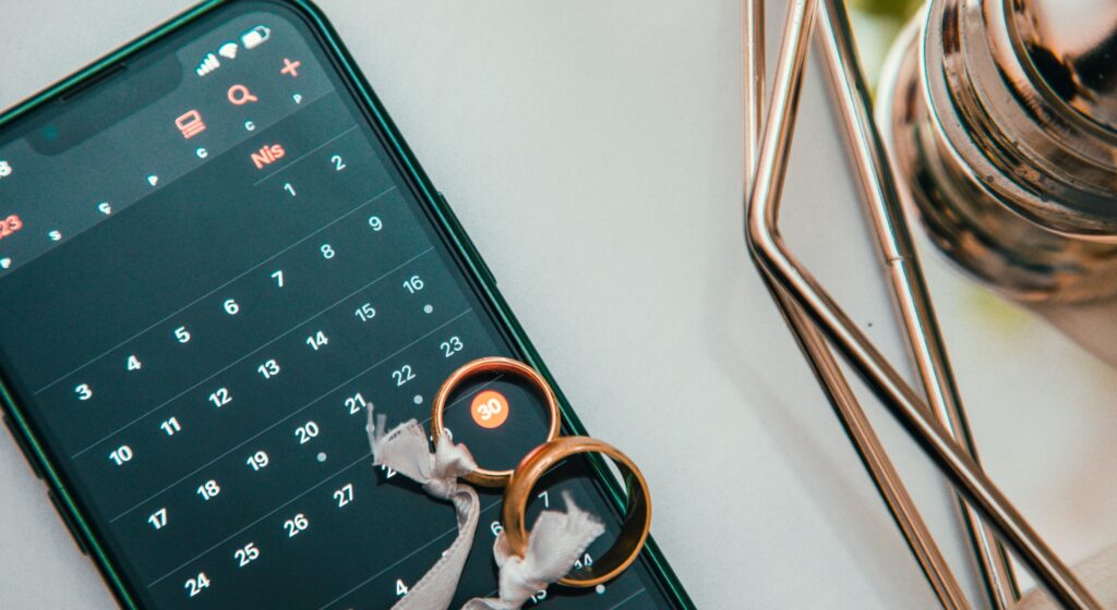 alianzas sobre un calendario para representar el permiso retribuido por matrimonio