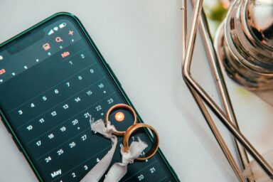 alianzas sobre un calendario para representar el permiso retribuido por matrimonio