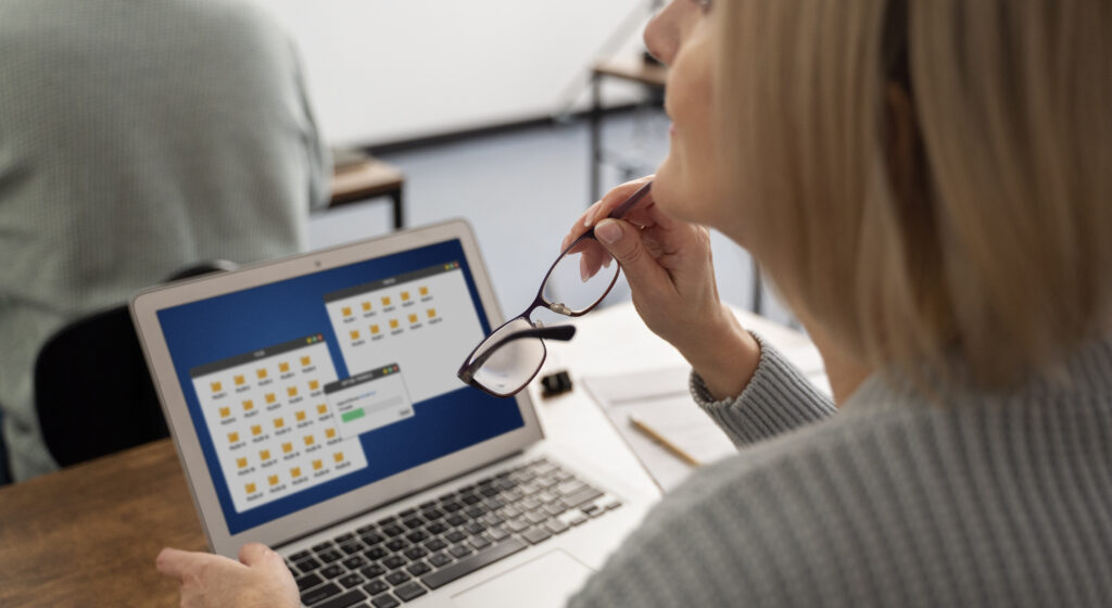 persona revisando permisos retribuidos y ausencias en un calendario laboral